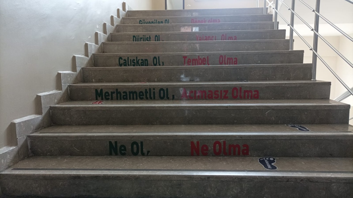 Okulumuzun Merdivenlerini Değerlerimiz İlgili Cümlelerle Donattık.